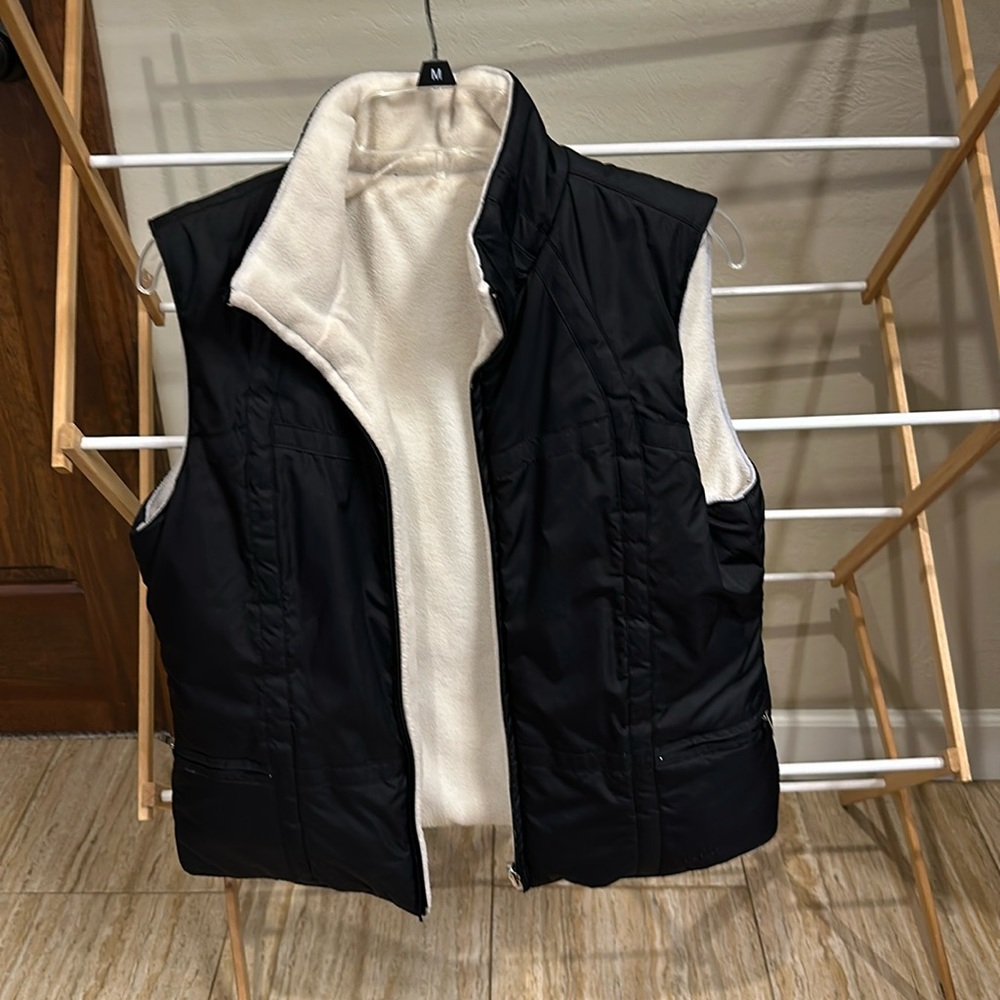 Izod reversible black slick material and white fleece lining women’s vest